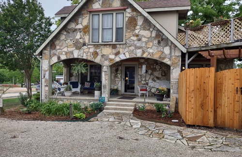 Hardy Casa | The Spring River Stonehouse Inn, Abby's Room