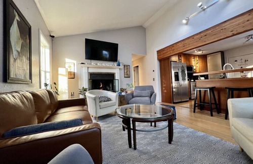 Kodiak Casa | The Spruce Cape Collective - House w/Fireplace