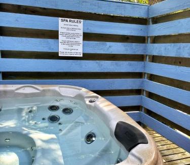 Llanybri Cabina | The Squirrel Lodge - Hot Tub - Pet Friendly - Pembrokeshire-Tenby