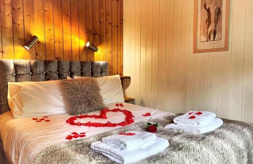 Llanybri Cabina | The Squirrel Lodge - Hot Tub - Pet Friendly - Pembrokeshire-Tenby