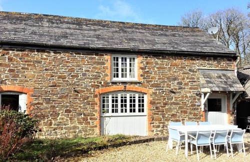 Widemouth Bay Cabaña | Hermoso granero! Bienvenido a 'The Stables' en Stoneleigh Knowle Estate