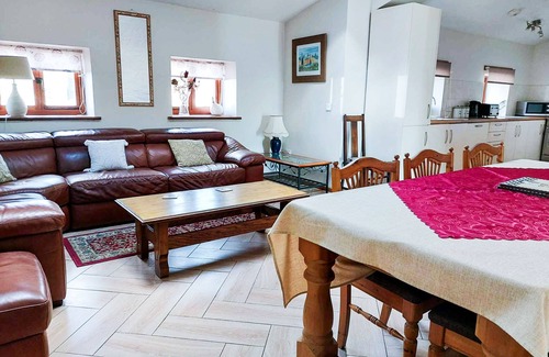 Port Talbot Cabaña | Grande-Rural-Baño privado con ducha-Vista al campo-The Stables
