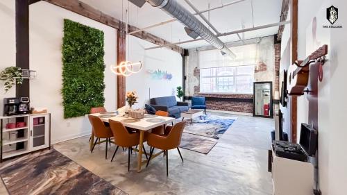 Downtown Memphis Apartamento | The Stallion #106 - Walk to Museums, Luxe Loft with free gated parking