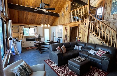 Upper Moonridge Cabina | The Stargazer Chalet-Your Big Bear Experience with Ridgetop and Ski Slope Views!