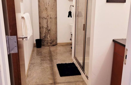 Downtown West Apartamento | The Staycation City Loft w/ Free Gated Parking- Minutes from Attractions