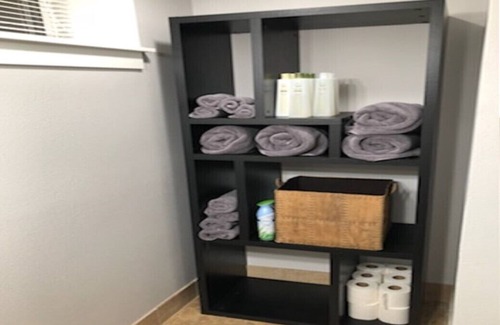 Tigard Casa | La suite le brindará la comodidad del hogar con detalles cálidos y detallados.