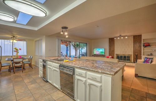 Loma Del Rey Casa | ** 50% de descuento en la tasa de introducción ** La "flor del sol", una casa de vacaciones moderna de mediados de siglo