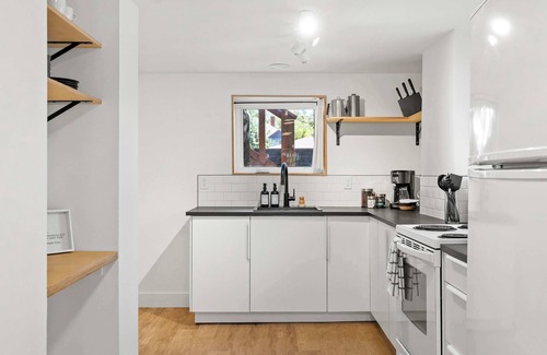 Sunnyside Casa | The Sunday | Charming Private Suite in Calgary