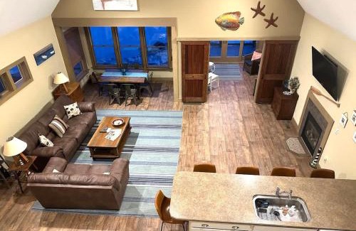 Geneva-on-the-Lake Casa | The Sunset Cottage - Lakefront with Private Beach