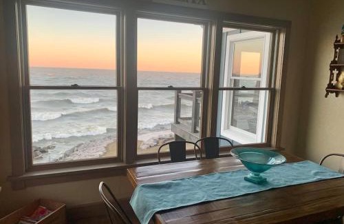 Geneva-on-the-Lake Casa | The Sunset Cottage - Lakefront with Private Beach
