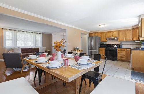 West Hyannisport Casa | The Sunshine Cape Family/DogFriendly GameRoom Outdoor Shower