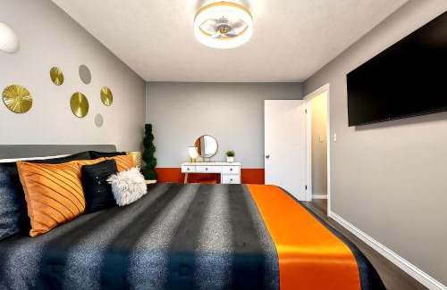 Cleveland Casa | The Sunstone Retreat - 2BR Upper Unit of A Triplex In Brooklyn Centre Near Downtown With Parking, Laundry & Self Check-In