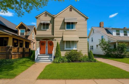 Cleveland Casa | The Sunstone Retreat - 2BR Upper Unit of A Triplex In Brooklyn Centre Near Downtown With Parking, Laundry & Self Check-In
