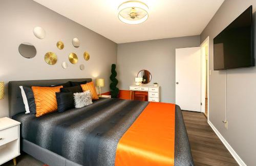 Cleveland Casa | The Sunstone Retreat - 2BR Upper Unit of A Triplex In Brooklyn Centre Near Downtown With Parking, Laundry & Self Check-In