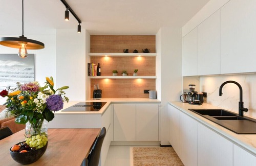 Heist Apartamento | The Surf Floor, amazing big sea-view terrace with outdoor shower