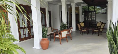 Thiranagama Cama Y Desayuno | The Surf Villa