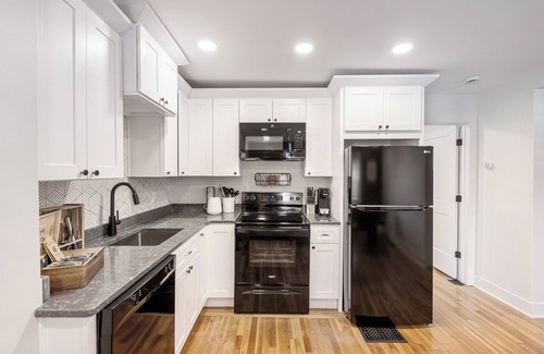 La Grange Casa | The Sweet Retreat Wheelchair Accessible Historic Home
