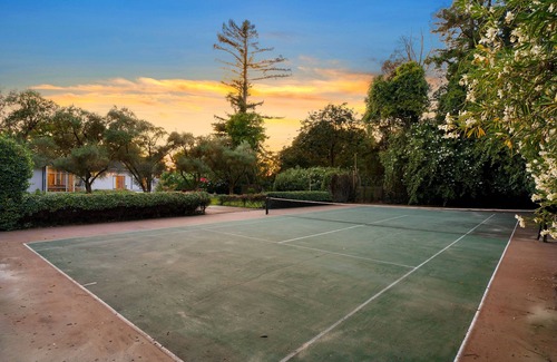 Walnut Grove Casa | The Tennis House. A Mid-Century Modern River Getaway