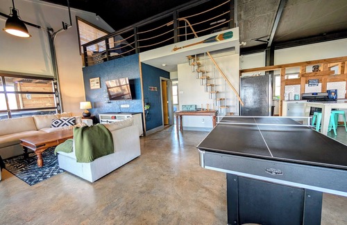 Norwood Cabina | The Tillery Barndo - Two bedrooms/loft, dock, flat lot, spa, trampoline, golf