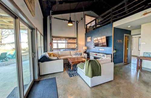 Norwood Cabina | The Tillery Barndo - Two bedrooms/loft, dock, flat lot, spa, trampoline, golf