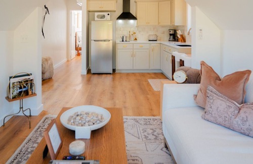 New Plymouth Cabina | The Timber Haus| Luxury Scandinavian Design + Hot Tub | Fire Pit | Romantic