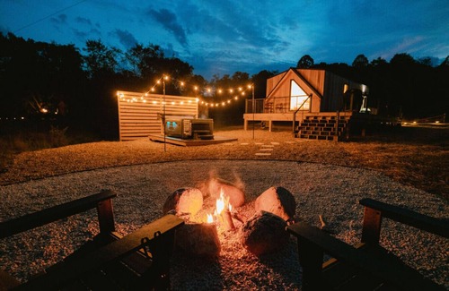 New Plymouth Cabina | The Timber Haus| Luxury Scandinavian Design + Hot Tub | Fire Pit | Romantic