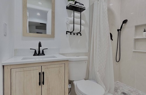 Pinellas Park Casa | The Traveler” PRV Room in Central Area