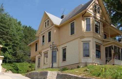 Alma Casa | Tritsch House B&B Bellamente restaurada Queen Anne Alma WI - Aire central