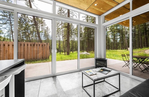 Lakeside Cabina | Casa pequeña y moderna en Woods (The Two Medicine)