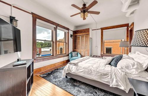 Siloam Springs Casa | The Uptown Suite at The Historic Connely Harrington