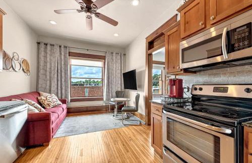 Siloam Springs Casa | The Uptown Suite at The Historic Connely Harrington