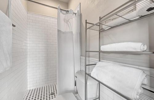Siloam Springs Casa | The Uptown Suite at The Historic Connely Harrington