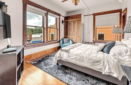 Siloam Springs Casa | The Uptown Suite @ the Historic Connely Harrington
