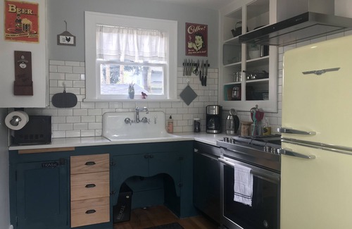 Overlook Casa | The Urban Fern - Walk to Shops / MAX / Food!