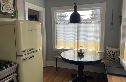 Overlook Casa | The Urban Fern - Walk to Shops / MAX / Food!