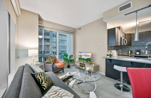 Victoria Park Apartamento | The Urban Peak »19th Floor » Mountain & City Views