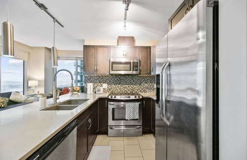 Victoria Park Apartamento | The Urban Peak »19th Floor » Mountain & City Views