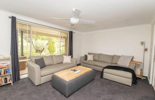 Calare Casa | The Valerie Gardens - Homely & Cosy, Sleeps 11
