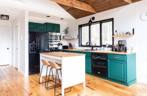 East Dorset Chalet De Esquí | The Vermont Hideaway. Cozy up in this newly remodeled chalet.