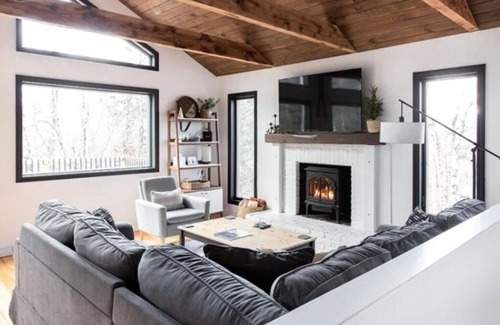 East Dorset Chalet De Esquí | The Vermont Hideaway. Cozy up in this newly remodeled chalet.