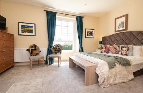 St Issey Casa | The Vicarage - Grand Country House, Walking Distance to Padstow and with Pub Across the Road