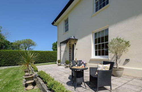 St Issey Casa | The Vicarage - Grand Country House, Walking Distance to Padstow and with Pub Across the Road