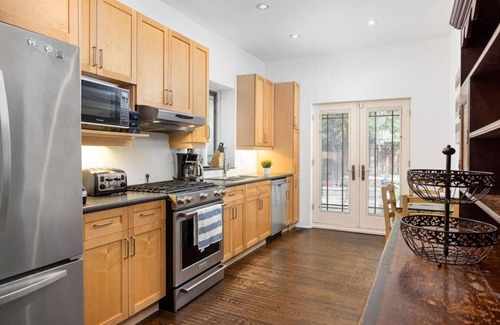 Church and Wellesley Hotel | The Victorian | 5BR |Private Yard | BBQ