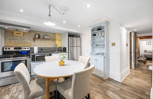 Church and Wellesley Hotel | The Victorian | 5BR |Private Yard | BBQ