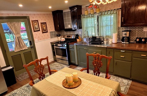 Martins Creek Cabaña | The Victorian Peach - Charming, historic Carriage House in Martins Creek, PA