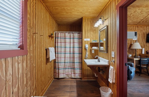 Medina Cabina | The View Cabin King Bed: Texas Hill Country Resort
