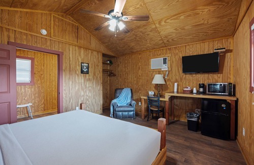 Medina Cabina | The View Cabin King Bed: Texas Hill Country Resort
