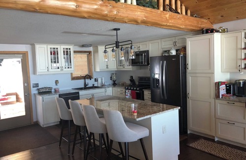 Lake Shore Casa | “The View on Gull” Spacious 4-bedroom plus loft house with 100’ on Gull Lake