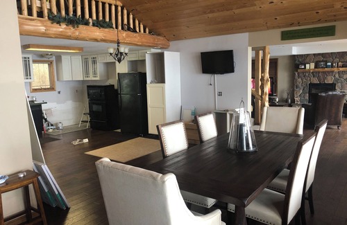 Lake Shore Casa | “The View on Gull” Spacious 4-bedroom plus loft house with 100’ on Gull Lake