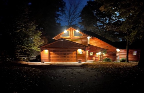 Lake Shore Casa | “The View on Gull” Spacious 4-bedroom plus loft house with 100’ on Gull Lake